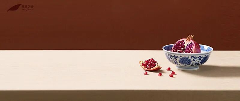 一捧丹榴凝艳色，一口咬透整季甜